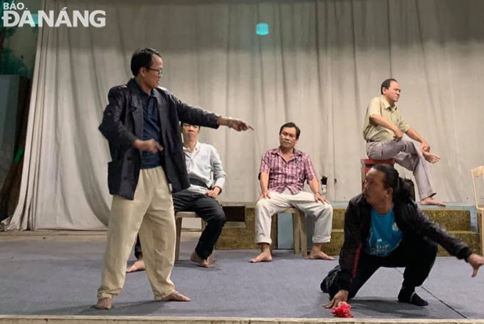 Các nghệ sĩ, diễn viên Nhà hát Tuồng Nguyễn Hiển Dĩnh tập luyện tại khu nhà làm việc của đoàn. Ảnh: NGỌC HÀ.
