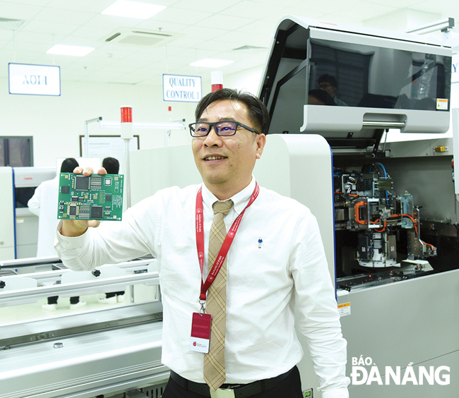 Peter Huỳnh vui mừng với sản phẩm bo mạch điện tử công nghệ cao do kỹ sư và doanh nghiệp Việt Nam tại Đà Nẵng sản xuất. Ảnh: TRIỆU TÙNG	