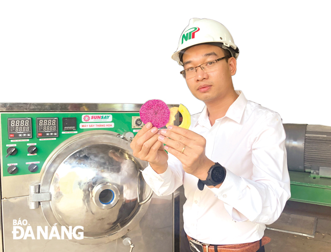 Anh Phạm Hữu Tâm đang sở hữu một nhà xưởng ở quận Liên Chiểu để phục vụ việc nghiên cứu và chế tạo máy. Trong ảnh: Anh Tâm và các sản phẩm hoa quả sấy từ máy sấy SUNSAY. Ảnh: M.QUẾ