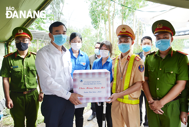 Da Nang People's Committee Chairman Le Trung Chinh presenting gifts to the staff  on duty at a checkpoint set up on a part of the DT605 road leading to the Bo Bo Pine Forest