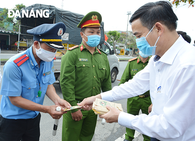  Da Nang People's Committee Chairman Le Trung Chinh presenting lucky money to the staff on duty at a checkpoint on a section of Highway 1A (at the Tu Cau T-junction, Hoa Phuoc Commune, Hoa Vang District)