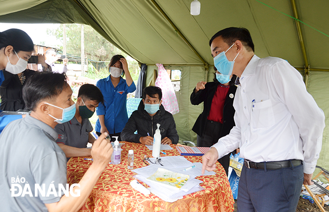  Da Nang People's Committee Chairman Le Trung Chinh inspecting the operation of a checkpoint set up on a part of the DT605 road leading to the Bo Bo Pine Forest