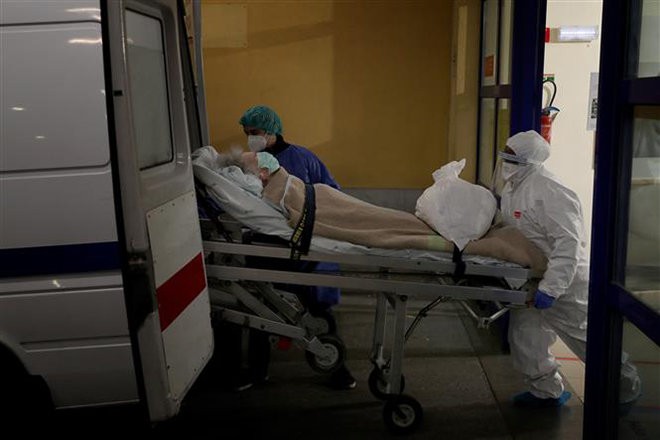  Chuyển bệnh nhân nhiễm Covid-19 tới bệnh viện ở Lisbon, Bồ Đào Nha, ngày 8-1-2021. Ảnh: THX/TTXVN