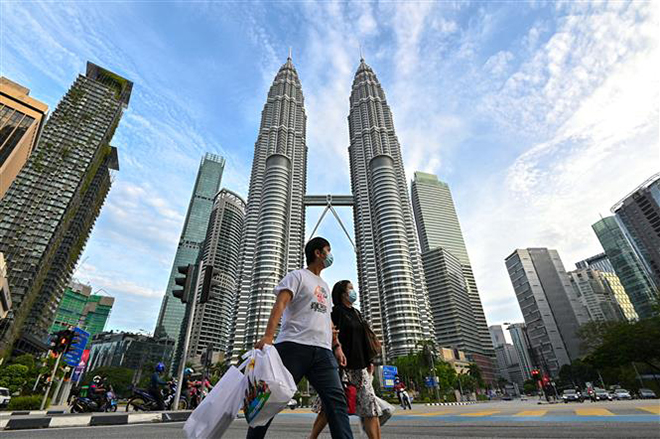 Người dân di chuyển trên đường phố tại Kuala Lumpur, Malaysia, ngày 31-1-2021. Ảnh: THX/ TTXVN