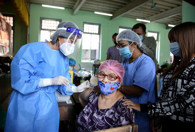  Tiêm vaccine ngừa Covid-19 cho người dân tại Yangon, Myanmar ngày 5-2-2021. Ảnh: THX/TTXVN