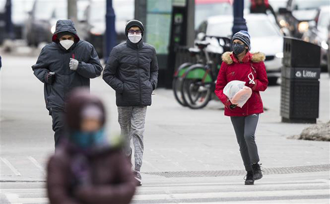  Người dân đeo khẩu trang phòng lây nhiễm Covid-29 tại Toronto, Canada, ngày 6-2-2021. Ảnh: THX/ TTXVN