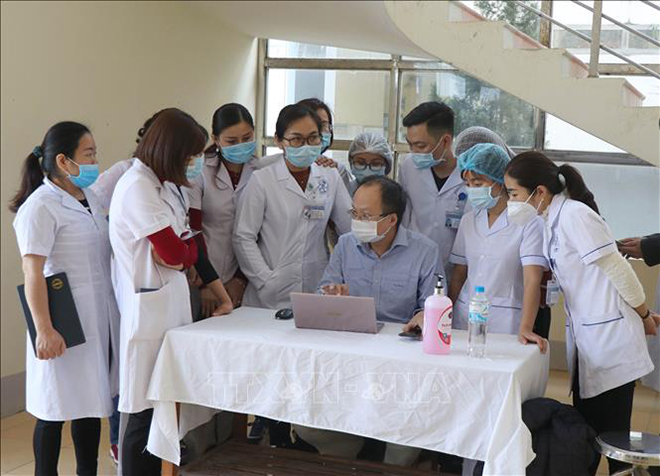 Bác sĩ, chuyên gia đầu ngành của Bộ Yế đang tập huấn kiến thức, kỹ năng cho đội ngũ y, bác sĩ trực tiếp làm việc tại Bệnh viện dã chiến tại Trung tâm y tế thành phố Điện Biên Phủ. Ảnh: Xuân Tiến/TTXVN