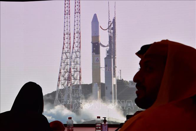 Hình ảnh được phát trên truyền hình tại Trung tâm vũ trụ Mohammed Bin Rashid ở Dubai, UAE cho thấy tàu vũ trụ Hope Probe được phóng từ trung tâm vũ trụ Tanegashima của Nhật Bản sáng 20-7-2020. Ảnh: AFP/TXVN