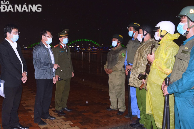Lãnh đạo Quận ủy, UBND quận Hải Châu (bên trái) đột xuất kiểm tra hoạt động tuần tra đêm và yêu cầu lực lượng tuần tra đêm 8394 nỗ lực bảo đảm cho nhân dân đón Tết an vui. Ảnh: HOÀNG HIỆP