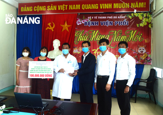 Vice Chairman of the municipal Fatherland Front Committee Le Van Minh (3rd, right) presenting Tet gifts to the Da Nang Lung Hospital where COVID-19 imported cases are being treated.