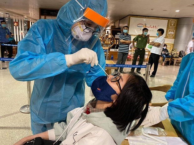 A woman is taken samples for COVID-19 testing. (Photo: VNA)