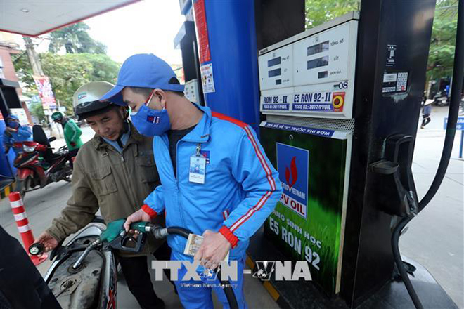 Liên Bộ Công Thương –  Tài chính vừa thông báo giữ ổn định giá xăng, dầu áp dụng từ 15h ngày 10-2. Ảnh minh họa: TTXVN