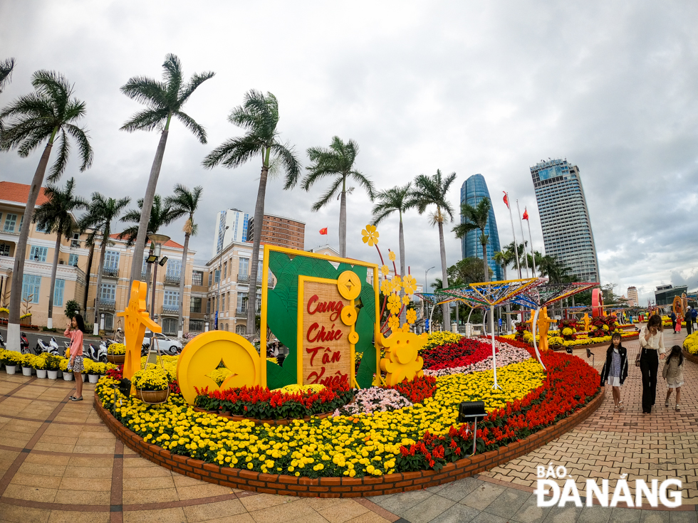 The Bach Dang spring flower street officially opens to the public from 9 - 21 February (the 28th day of the 12th lunar month to 10th day of the 1st lunar month).