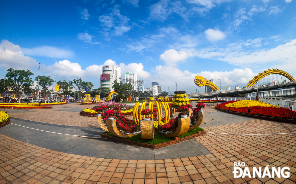 A combined total of over 10 billion VND in funding from Da Nang government and private businesses was used on floral displays at 15 locations along both banks of the Han River, and some major local streets, in a bid to create joyful and boisterous atmosphere during the Tet Festival which will begin on 12 February.