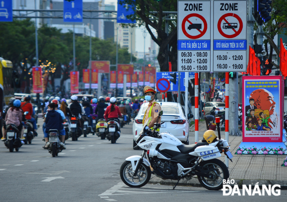 A traffic police officer is on duty along a local street to ensure a peaceful, warm, and joyful Tet for Da Nang residents