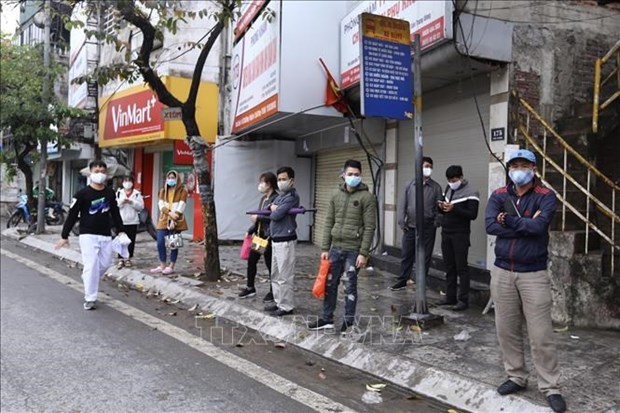 Vietnamese people wear face mask to prevent COVID-19. (Photo: VNA)