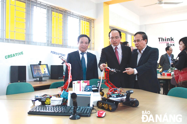 Chairman of Da Nang Business Incubator Vo Duy Khuong (right) visiting the innovative start-up space at the Viet Nam-Korea University of Information  and Communication Technology