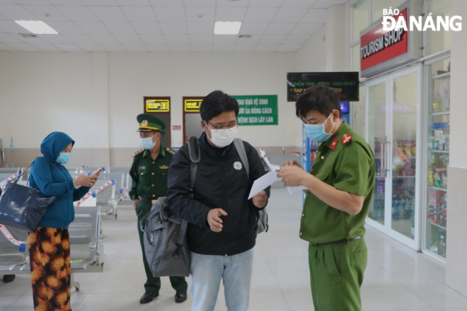 Công tác phòng chống dịch được thưc hiện nghiêm ngặt tại Ga Đà Nẵng. Ảnh: VĂN HOÀNG