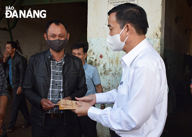 Da Nang Party Committee Deputy Secretary cum municipal People's Committee Chairman Le Trung Chinh presenting ‘li xi’ (lucky money) to snaitation workers on Thursday afternoon