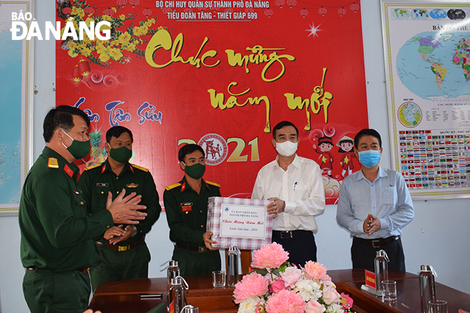 Da Nang Party Committee Deputy Secretary cum municipal People's Committee Chairman Le Trung Chinh (second, right) presenting Tet gifts to the Armoured Battalion 699 on Thursday afternoon