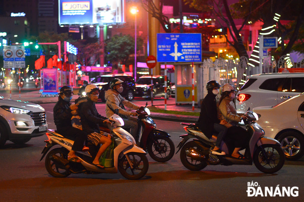 Large numbers of people flocking to major downtown streets on Thursday evening, the last day of the Lunar New Year 2020.