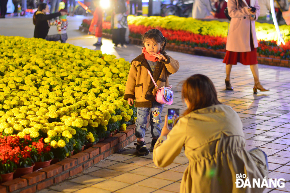 A little girl posing for a photo at the Bach Dang Flower Street