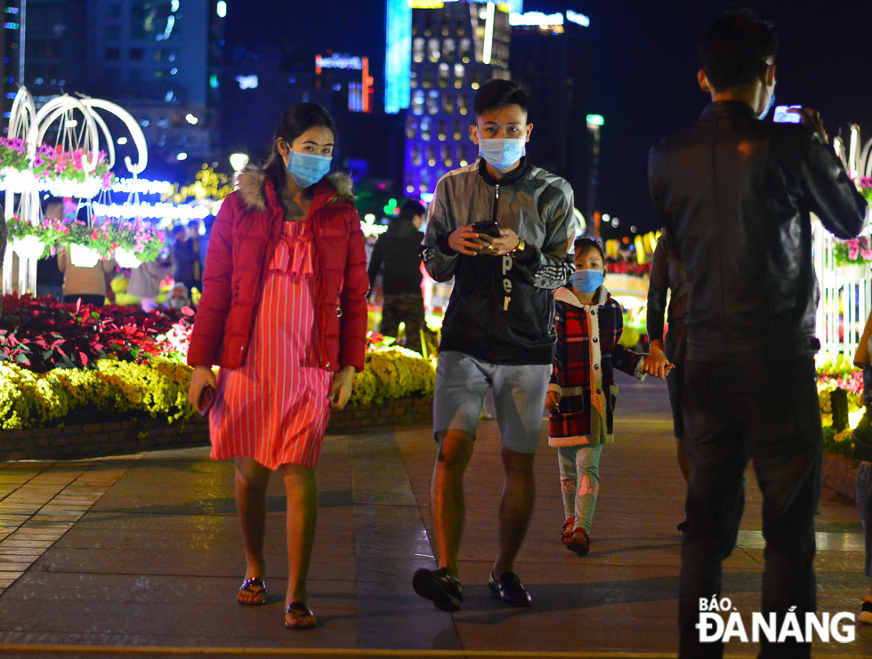 Most of visitors to the Bach Dang Flower Street strictly practise protective measures against Covid-19, including wearing face coverings