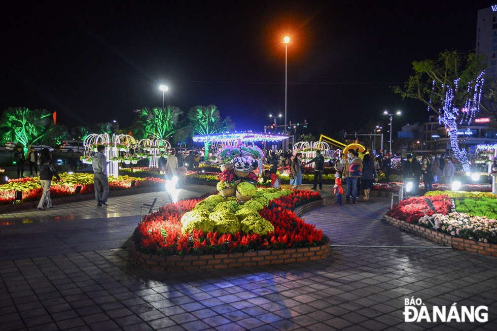 Despite no Lunar New Year's Eve fireworks displays, this year's Lunar New Year's Eve atmosphere is not less exciting and bustling than previous year's 