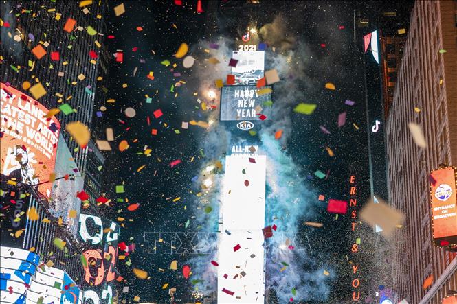 Hàng vạn mảnh hoa giấy ghi điều ước Năm mới tung bay rực rỡ khi quả cầu pha lê được thả xuống trên Quảng trường Thời đại ở New York, Mỹ vào thời khắc giao thừa ngày 1-1-2021. Ảnh: AFP/TTXVN
