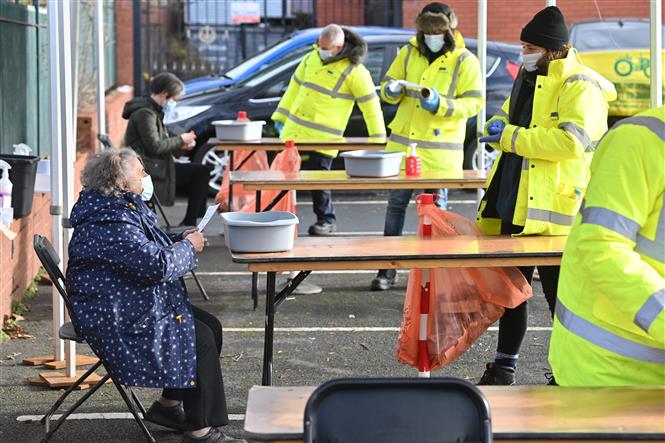 Một điểm xét nghiệm Covid-19 tại Manchester, Anh ngày 9-2-2021. Ảnh: AFP/TTXVN