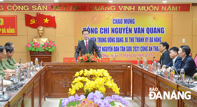 Da Nang Party Committee Secretary Nguyen Van Quang delivering his instructions during his Thursday evening visit to the municipal Police Department