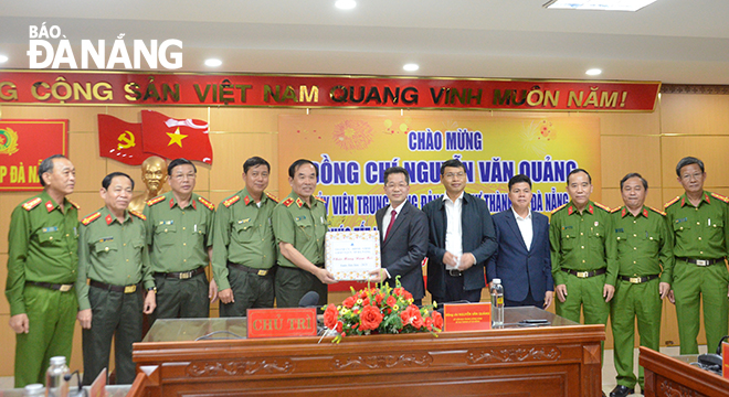  Da Nang Party Committee Secretary Nguyen Van Quang (6th , right) presenting Tet gifts to the municipal Police Department