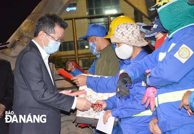   Da Nang Party Committee Secretary Nguyen Van Quang presenting lucky money to the sanitation workers