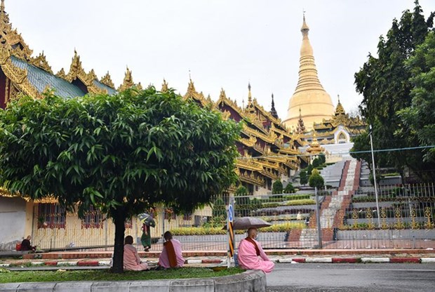 Those paying homage to the Shwedagon Pagoda in Myanmar from outside in 2020 (Photo: https://elevenmyanmar.com/