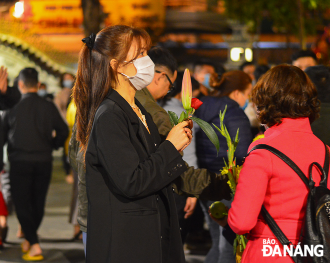 Going to pagoda in the beginning of the lunar year has become a custom of many Vietnamese people.