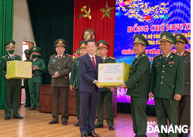 Bí thu Thành ủy Nguyễn Văn Quảng (bên trái) tặng quà, chúc tết các lực lượng vũ trang tành phố chúc mừng Ảnh: TRỌNG HÙNG T