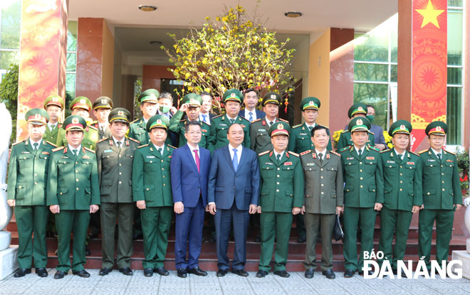 Bí thu Thành ủy Nguyễn Văn Quảng (bên trái) tặng quà, chúc tết các lực lượng vũ trang tành phố chúc mừng Ảnh: TRỌNG HÙNG T