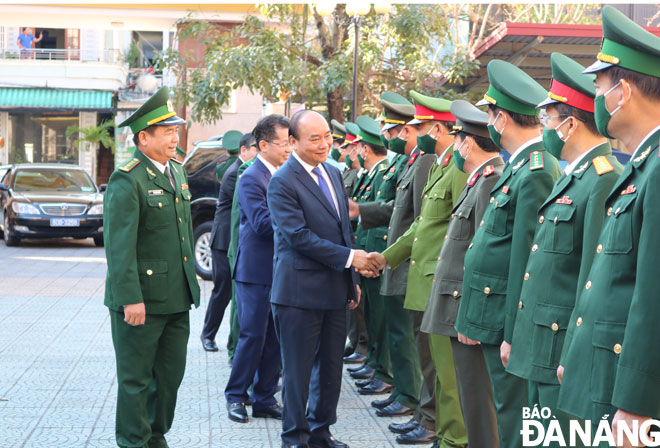 Thủ tướng Chính phủ Nguyễn Xuân Phúc đến thăm và chúc Tết lực lượng vũ trang thành phố Đà Nẵng. Ảnh: TRỌNG HÙNG