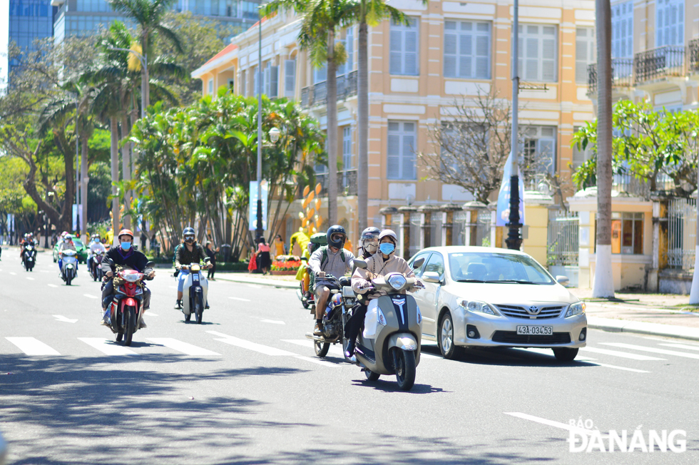  Bach Dang seeing many road users on spring travel in joyful Tet ambiance