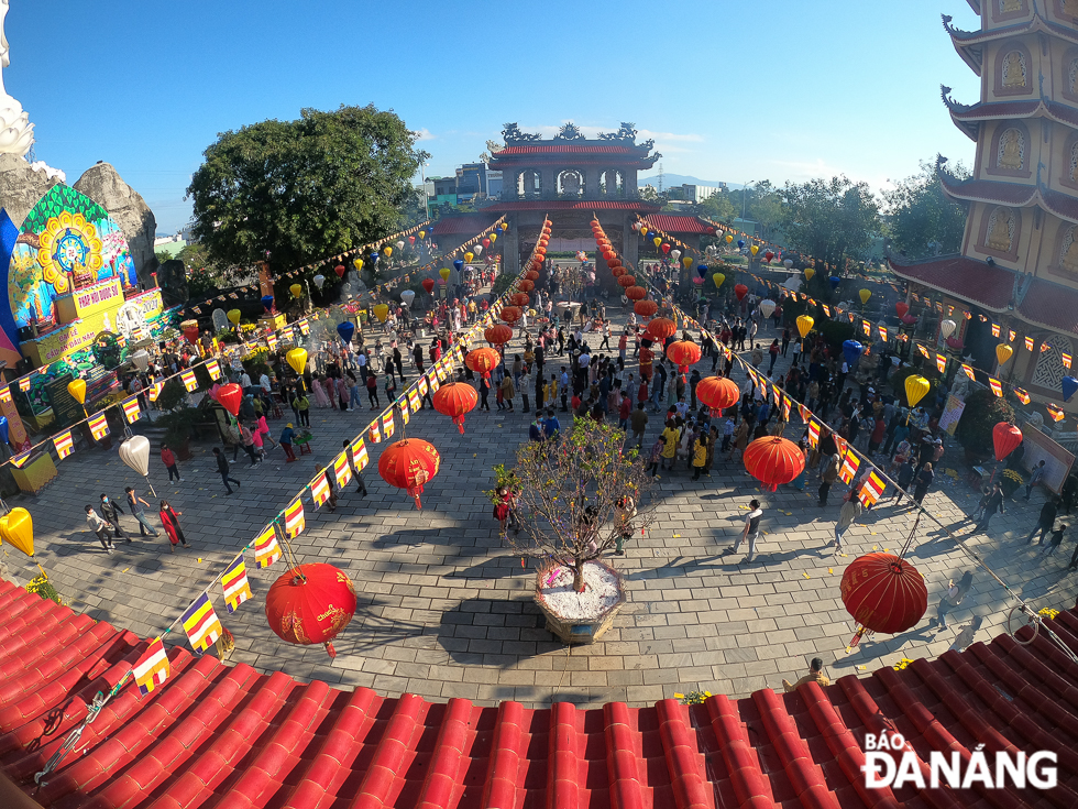  Many locals and visitors visiting pagodas to pray for peace, happiness and prosperity through the Year of Buffalo