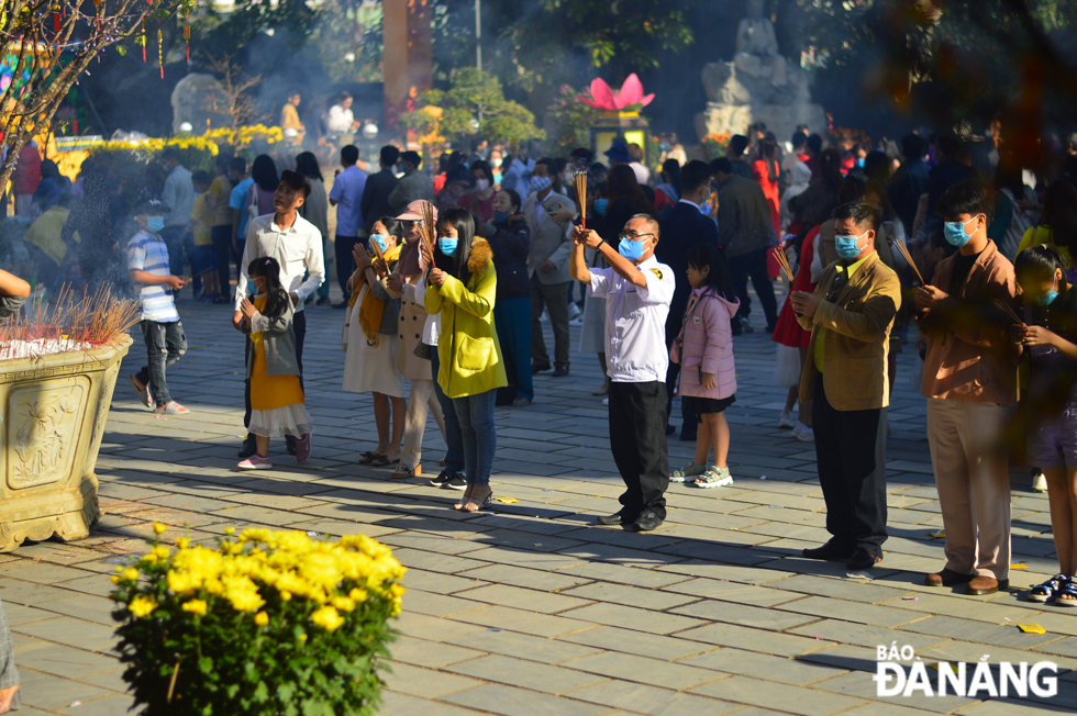  Pagoda-goers sincerely praying for divine blessings