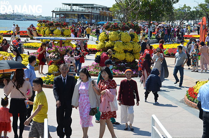 Bustling atmosphere recorded at the Bach Dang spring flower street