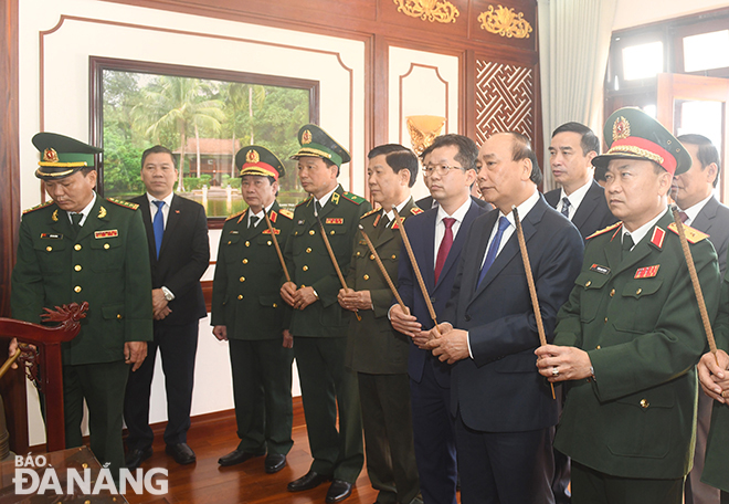  Prime Minister Nguyen Xuan Phuc offering incense to late President Ho Chi Minh at the municipal  Border Guard High Command.