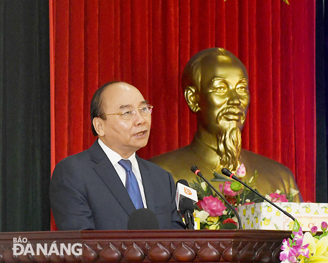  Prime Minister Nguyen Xuan Phuc extending Tet wishes to Da Nang-based armed forces