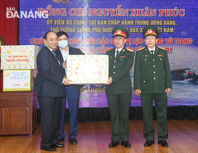 Prime Minister Nguyen Xuan Phuc presenting Tet gifts to Da Nang-based armed forces