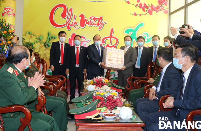 Prime Minister Nguyen Xuan Phuc presenting Tet gifts to the Hai Chau District administration