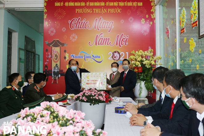   Prime Minister Nguyen Xuan Phuc presenting Tet gifts to the Thuan Phuoc Ward administration in Hai Chau District