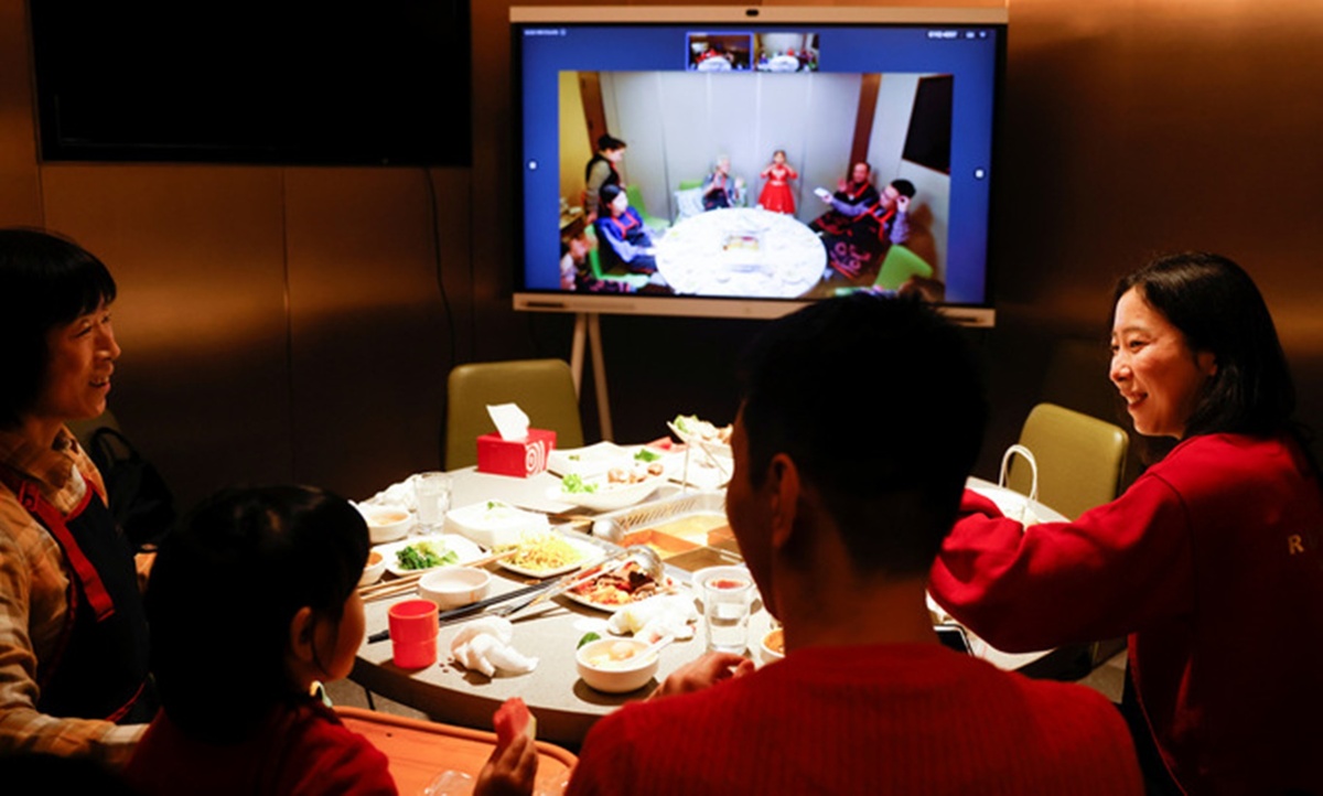Nhiều người Trung Quốc đón Tết với người thân qua video trực tuyến