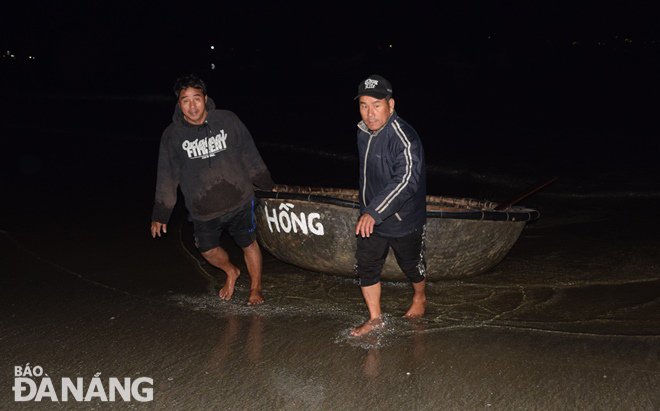 Những ngư dân đầu tiên cập bến cá Bãi Ngang (phường Thọ Quang, quận Sơn Trà) vui mừng vì đã bán ruốc được giá gấp đôi mong đợi. Ảnh: HOÀNG HIỆP
