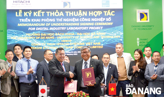 The Da Nang University of Science and Technology and the Ha Noi-based Hitachi Systems Vietnam Company together signed a cooperative agreement on carrying out the ‘Digital Technology Laboratories’ project in Da Nang